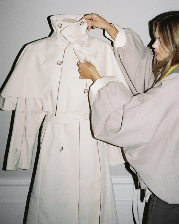 Светлая верхняя одежда на весну 2026: 30+