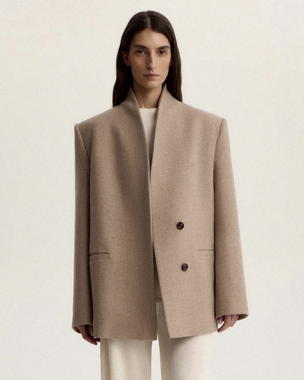 Светлая верхняя одежда на весну 2026: 30+