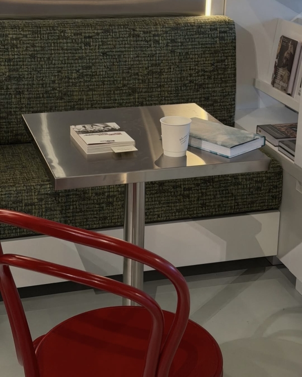 Где приятно почитать за бокалом вина или