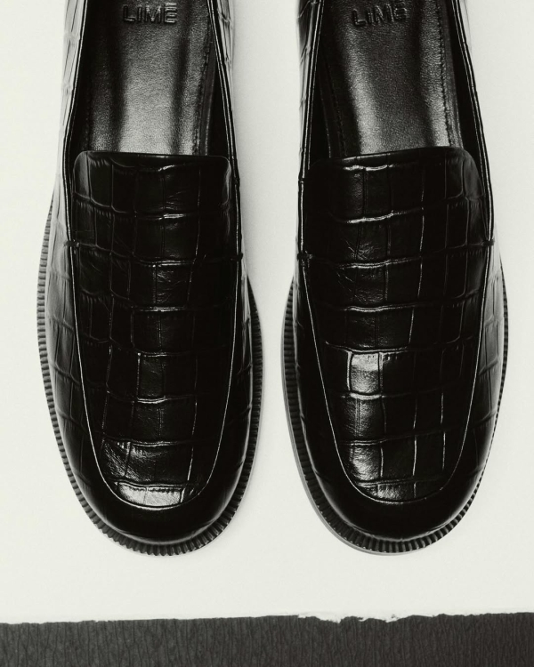 Замшевая, в стиле джаза и бордовая. Какую