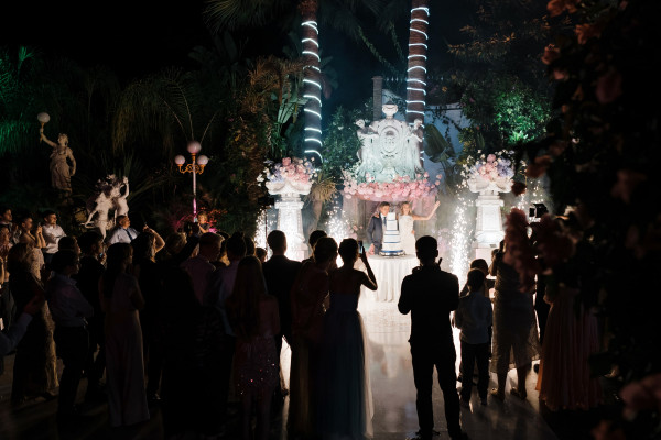 Летняя свадьба в тропическом саду