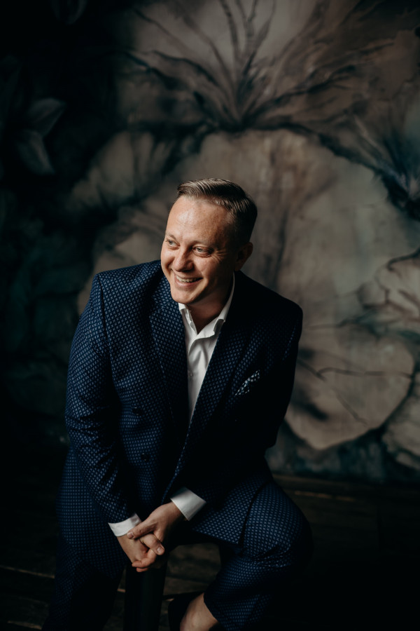 Антон Абучкаев о творческом пути, свадьбах, слезах