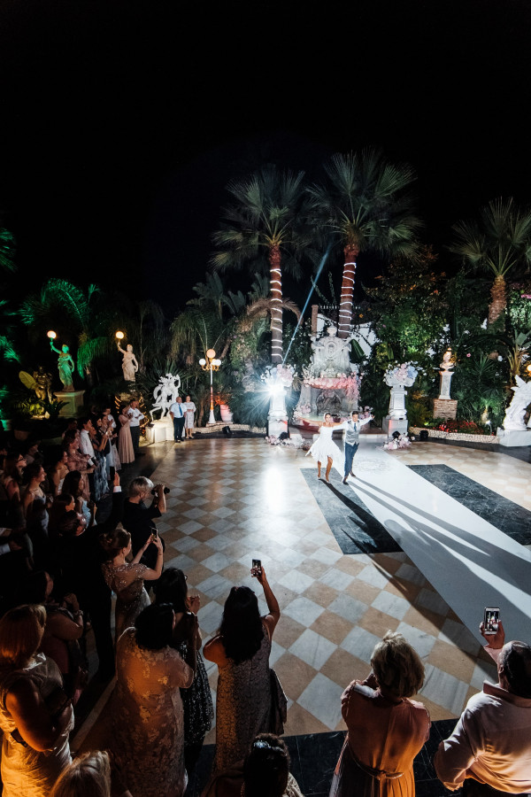 Летняя свадьба в тропическом саду