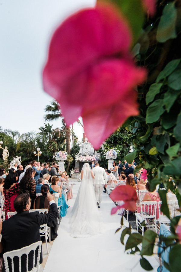 Летняя свадьба в тропическом саду