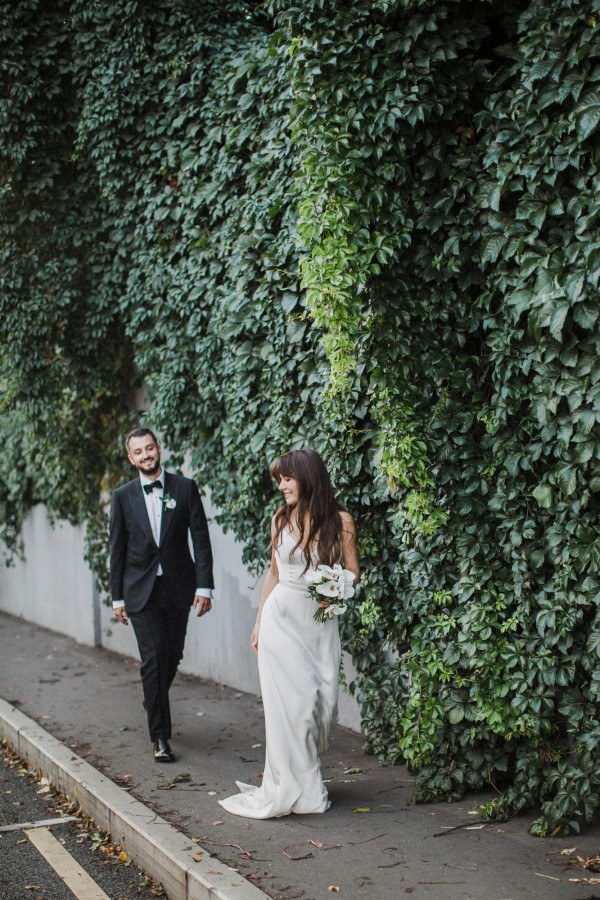 Белоснежная свадьба с церемонией на солнечной террасе