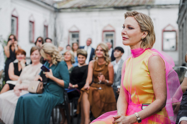 Белоснежная свадьба с церемонией на солнечной террасе