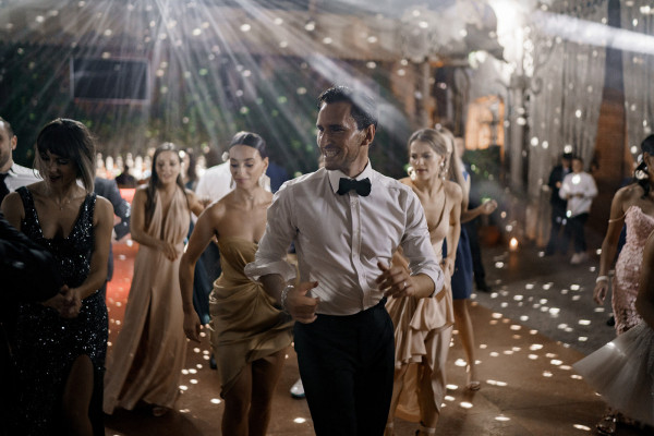 Интеллигентный ведущий: какой он и подходит ли