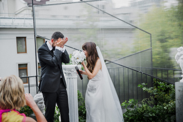 Белоснежная свадьба с церемонией на солнечной террасе