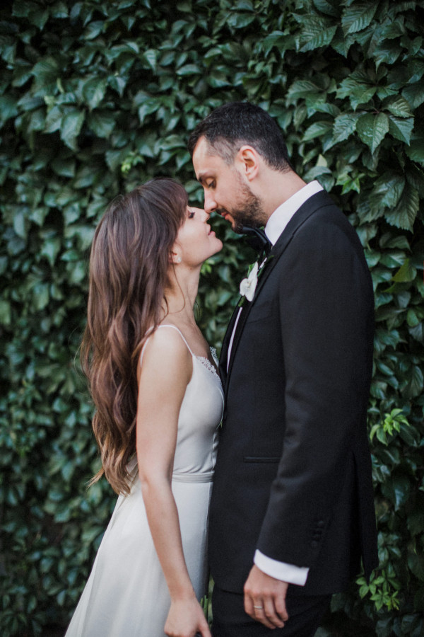 Белоснежная свадьба с церемонией на солнечной террасе