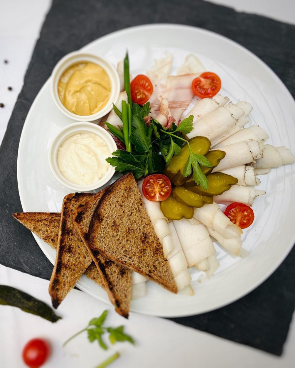 Знаменитый бефстроганов и оливье с перепелкой. Отель