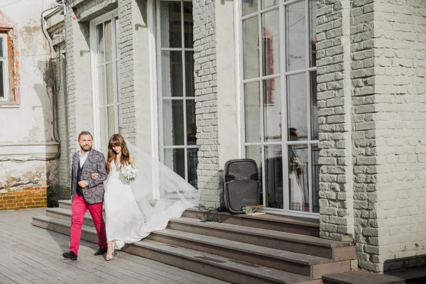 Белоснежная свадьба с церемонией на солнечной террасе