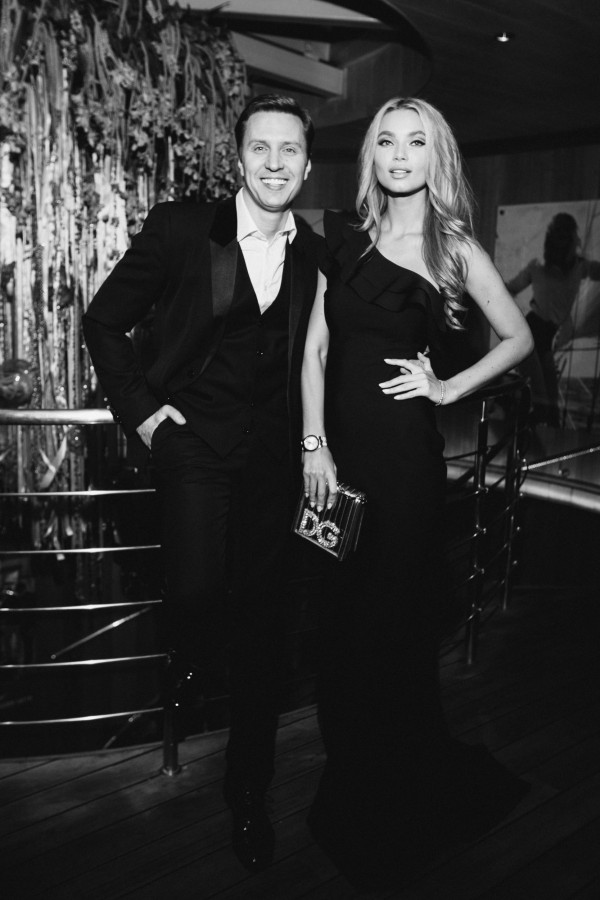 Александр Белов сделал предложение своей девушке на