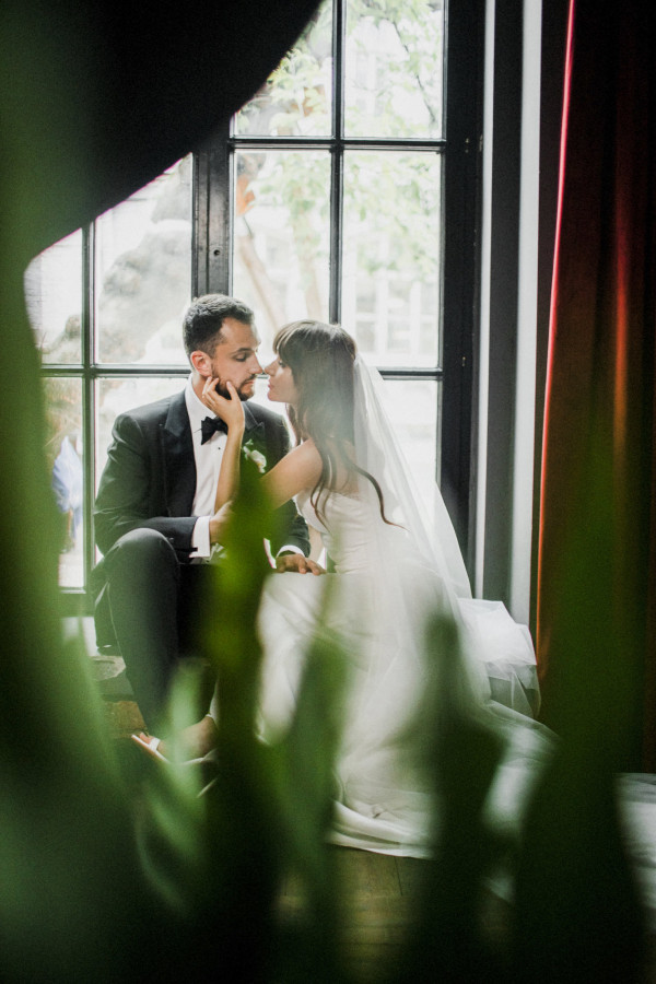 Белоснежная свадьба с церемонией на солнечной террасе