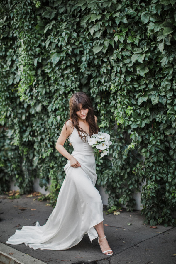 Белоснежная свадьба с церемонией на солнечной террасе