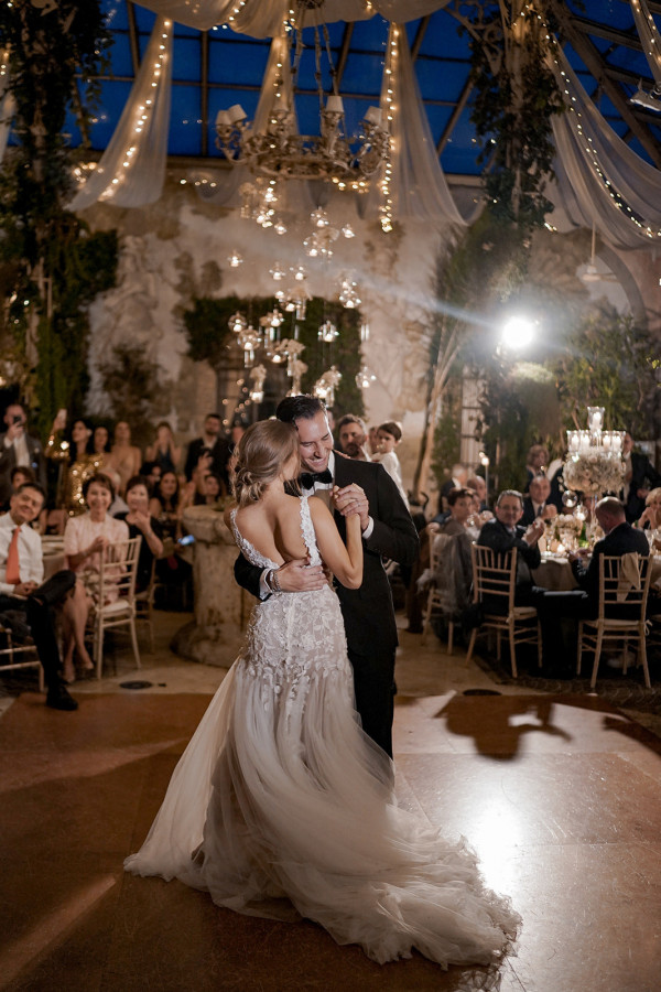 Интеллигентный ведущий: какой он и подходит ли