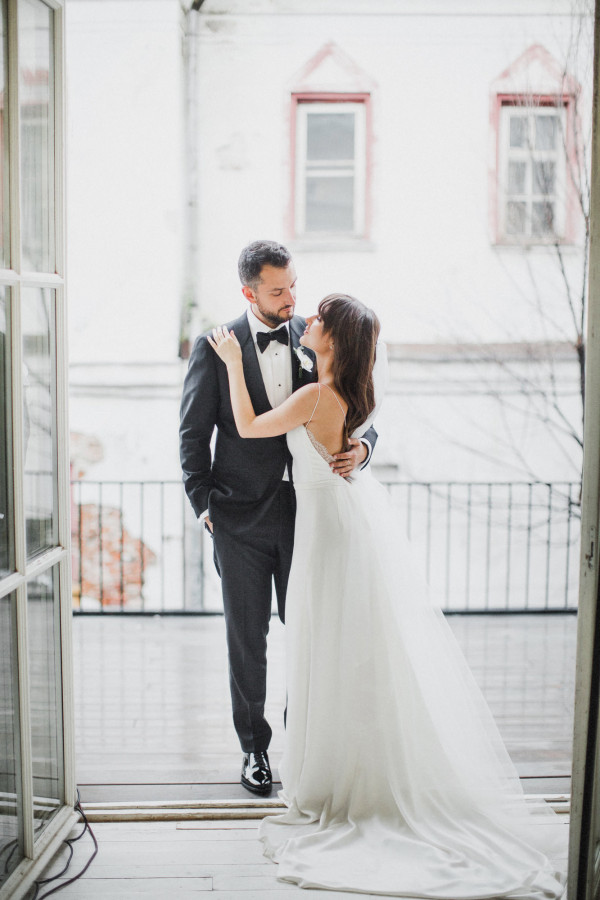 Белоснежная свадьба с церемонией на солнечной террасе