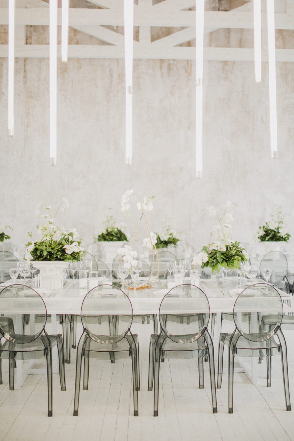 Белоснежная свадьба с церемонией на солнечной террасе