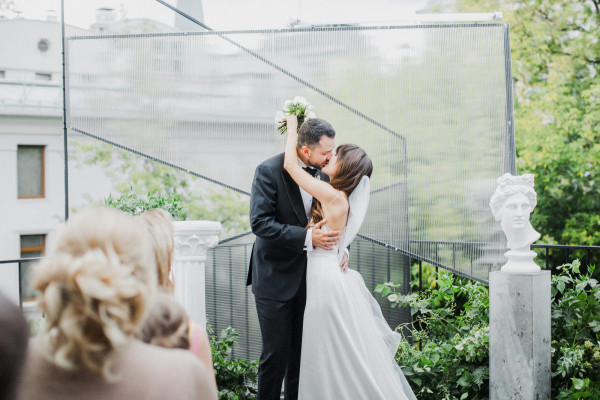 Белоснежная свадьба с церемонией на солнечной террасе