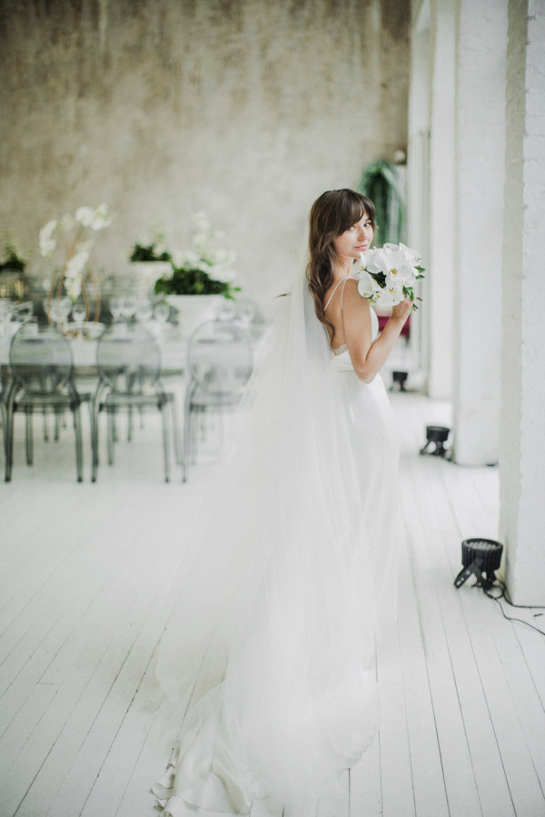 Белоснежная свадьба с церемонией на солнечной террасе