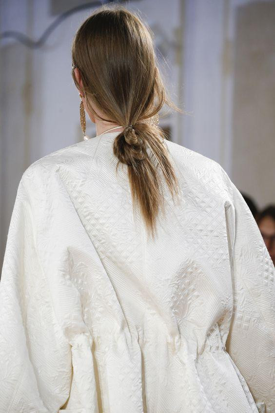 Расслабленный пучок, с которым вы ходите дома