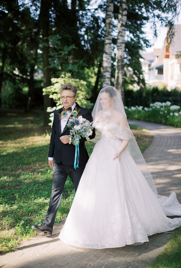 Родители помогают в подготовке к свадьбе. Как