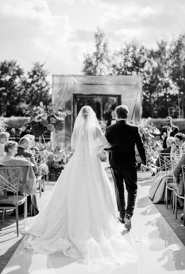 Родители помогают в подготовке к свадьбе. Как