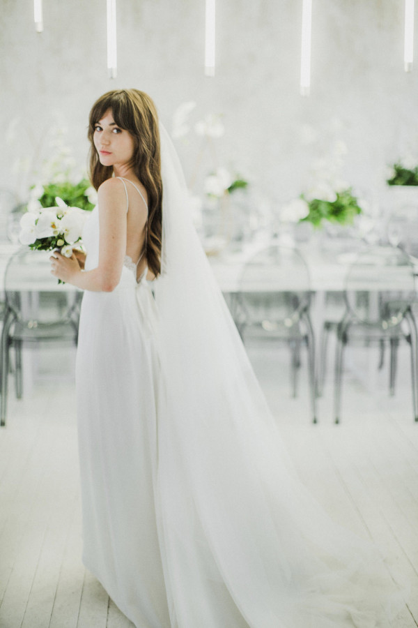 Белоснежная свадьба с церемонией на солнечной террасе