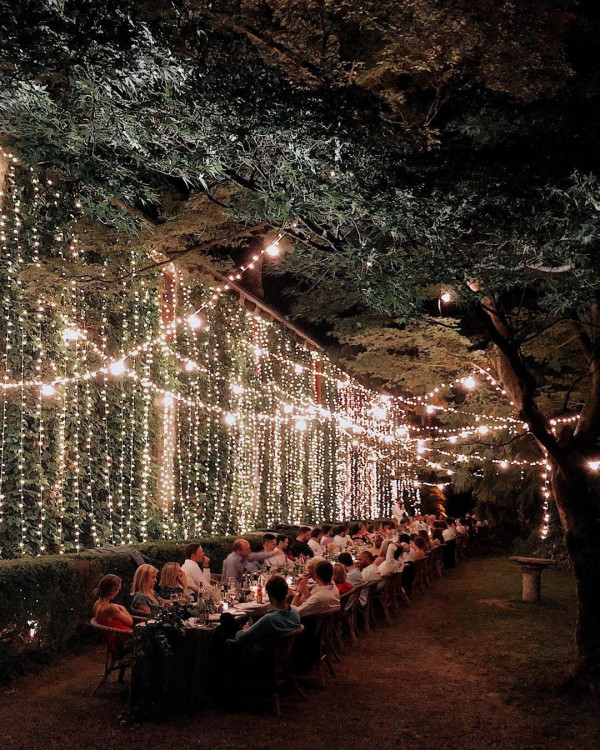 Очень длинные столы для масштабных свадеб