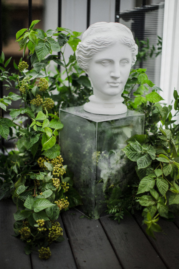 Белоснежная свадьба с церемонией на солнечной террасе