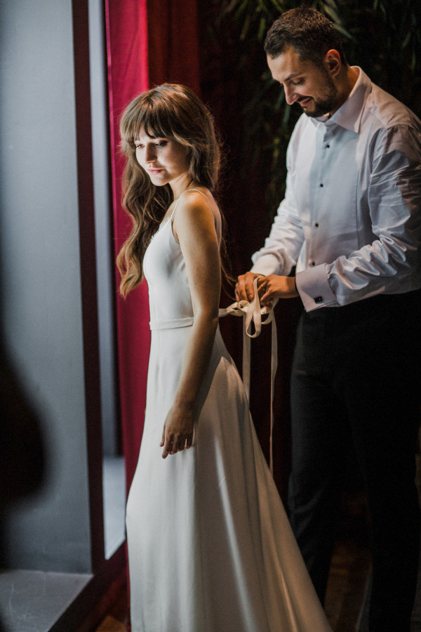 Белоснежная свадьба с церемонией на солнечной террасе