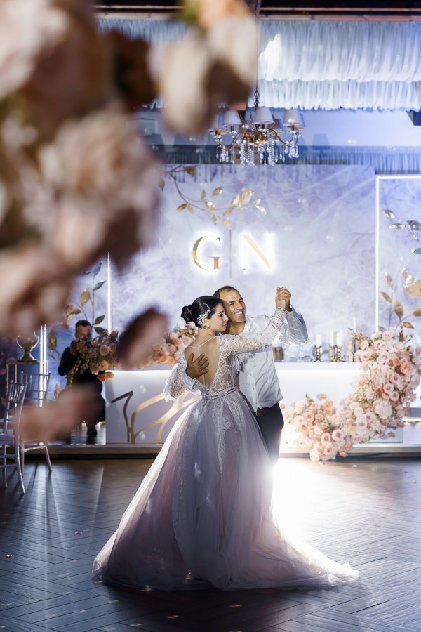 Нежная свадьба с оттенком бохо на берегу