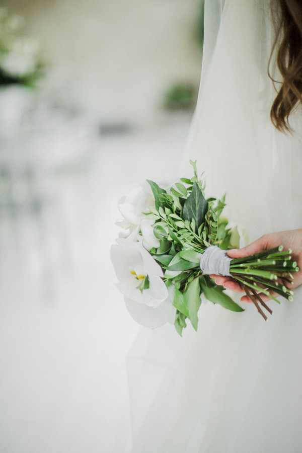 Белоснежная свадьба с церемонией на солнечной террасе