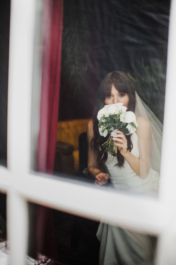 Белоснежная свадьба с церемонией на солнечной террасе