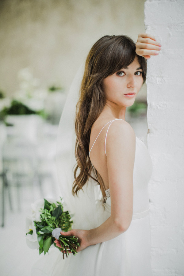 Белоснежная свадьба с церемонией на солнечной террасе