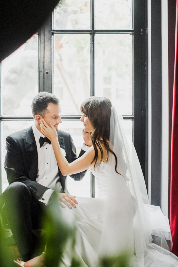 Белоснежная свадьба с церемонией на солнечной террасе