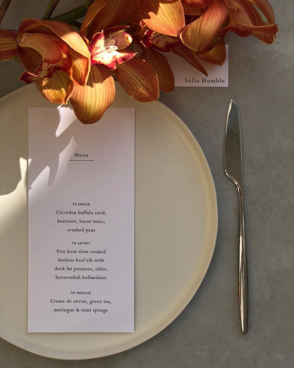 Лаконичная свадебная сервировка для убежденных минималистов