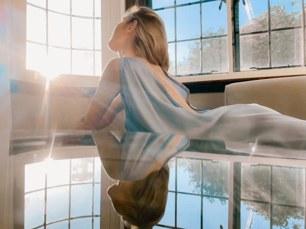 Воздушное платье и солнечный свет — все,