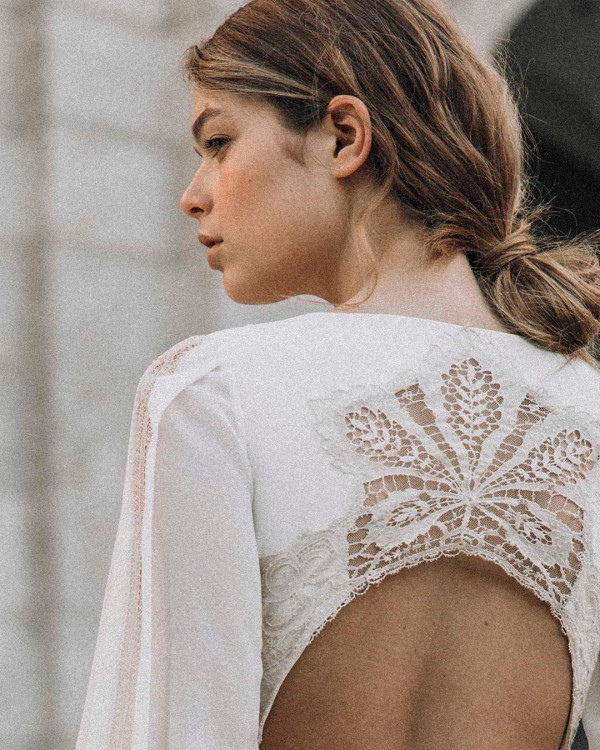 Расслабленный пучок, с которым вы ходите дома