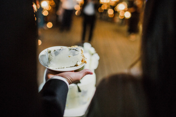 Белоснежная свадьба с церемонией на солнечной террасе