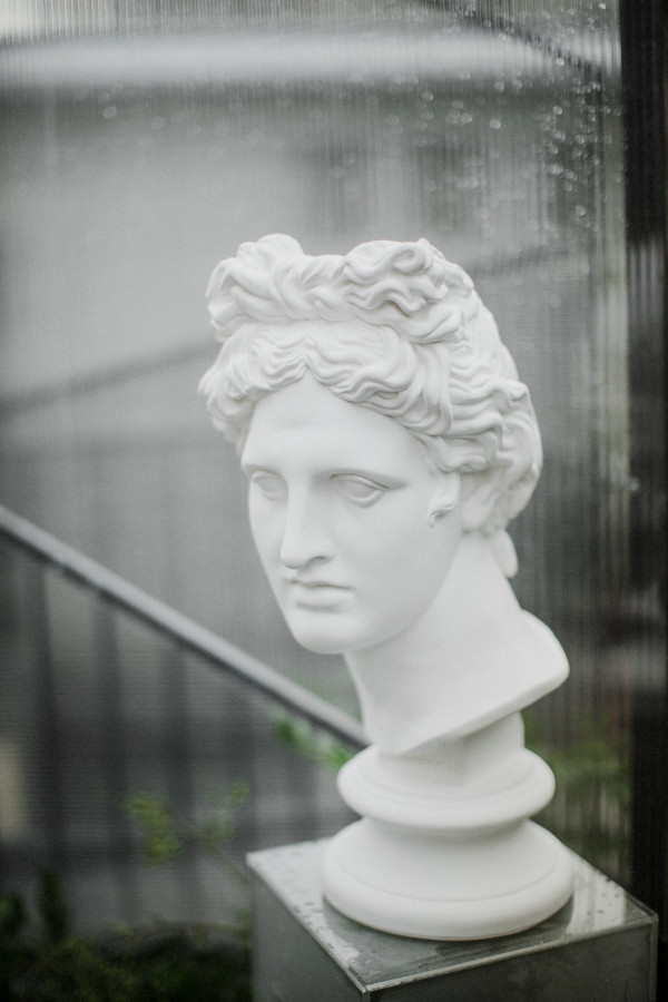 Белоснежная свадьба с церемонией на солнечной террасе