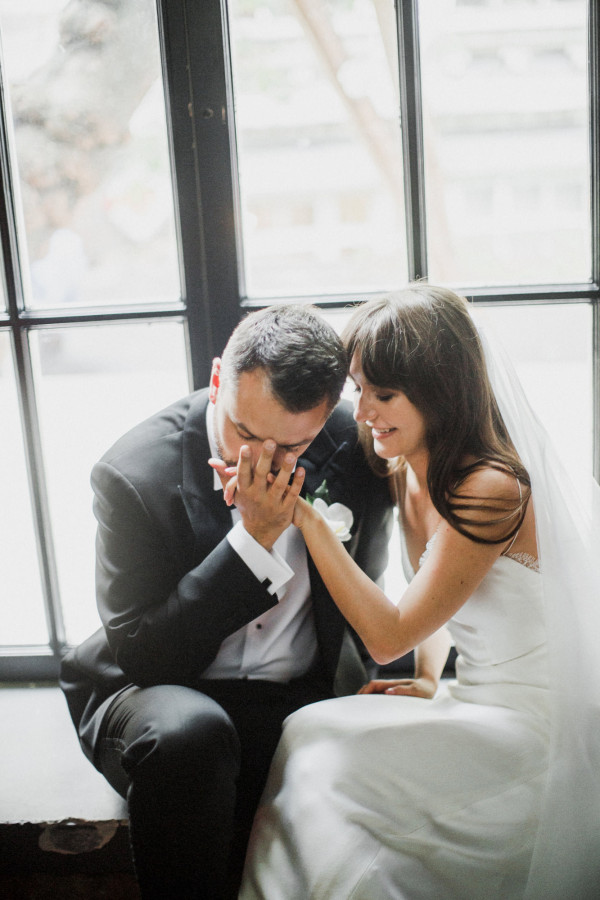 Белоснежная свадьба с церемонией на солнечной террасе