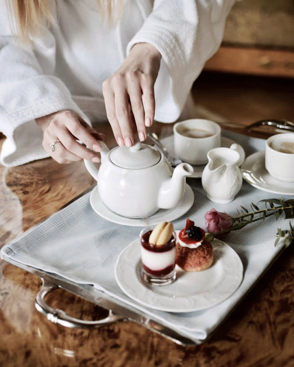 Знаменитый бефстроганов и оливье с перепелкой. Отель