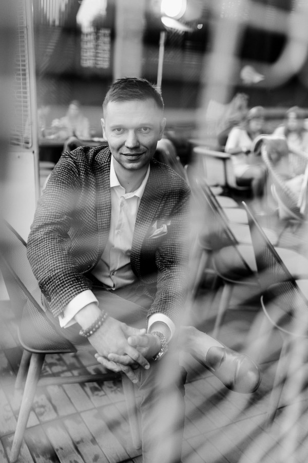 Интеллигентный ведущий: какой он и подходит ли