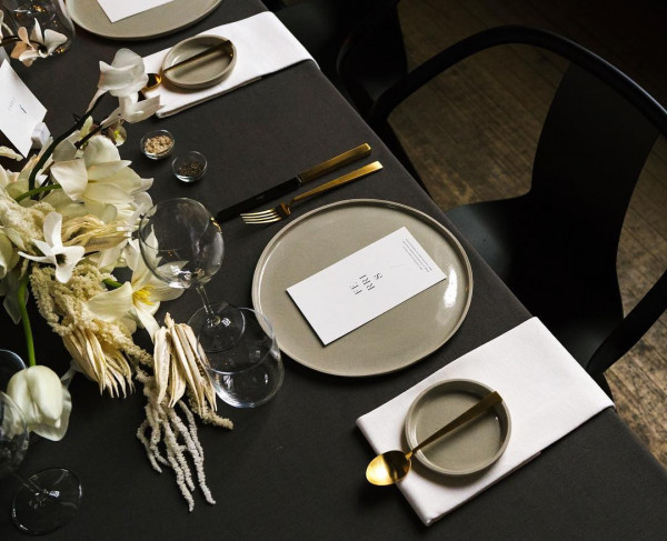 Лаконичная свадебная сервировка для убежденных минималистов