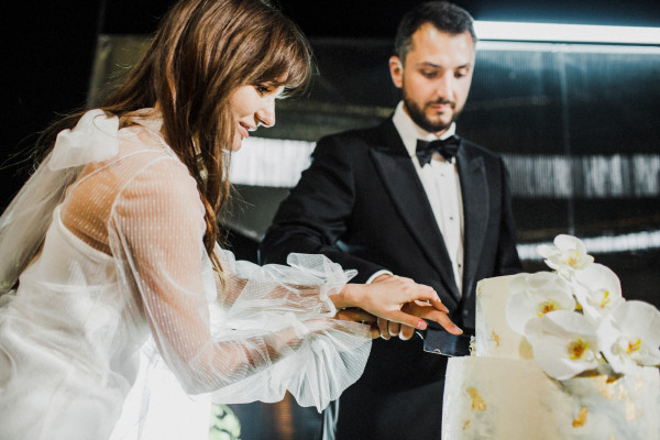 Белоснежная свадьба с церемонией на солнечной террасе