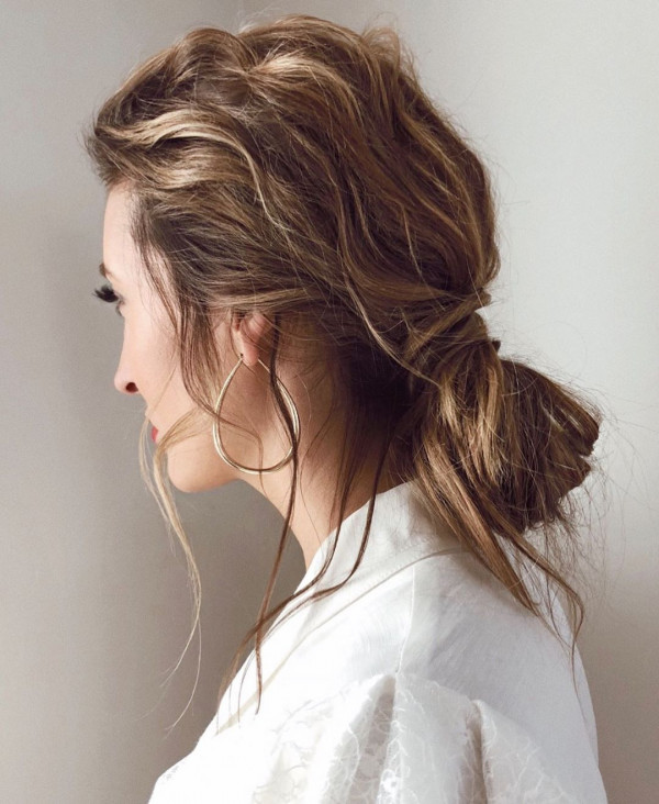 Расслабленный пучок, с которым вы ходите дома