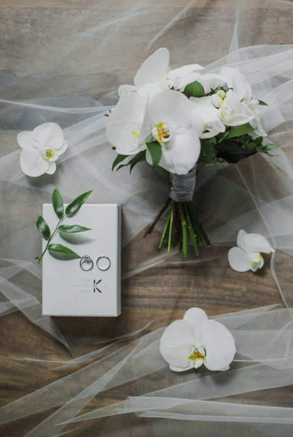 Белоснежная свадьба с церемонией на солнечной террасе