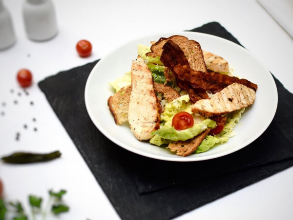 Знаменитый бефстроганов и оливье с перепелкой. Отель