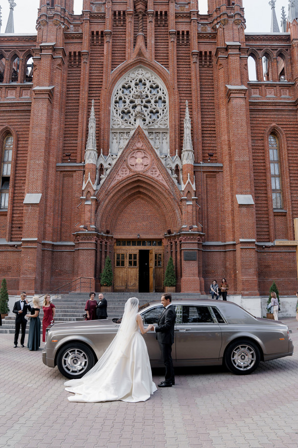 Свадьба в католическом соборе в Москве