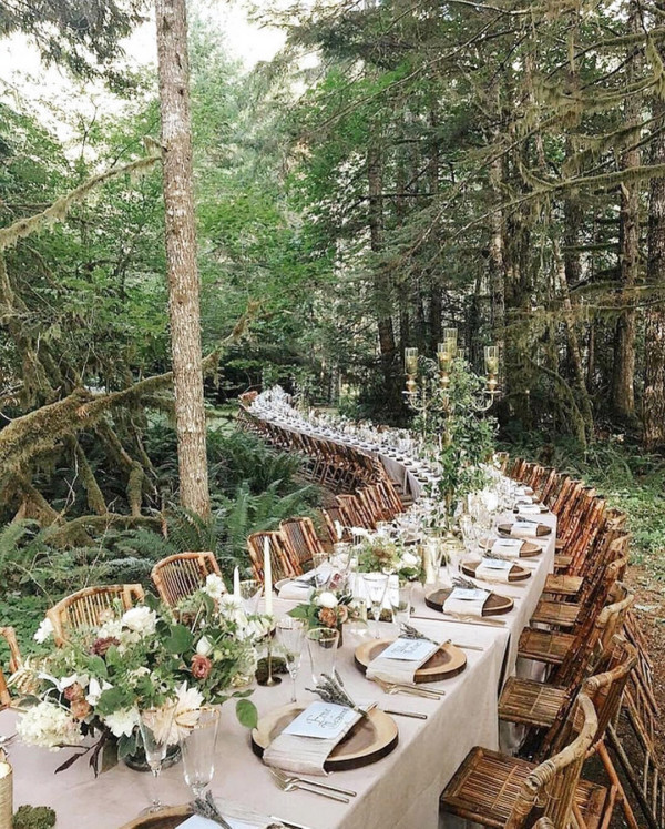 Очень длинные столы для масштабных свадеб